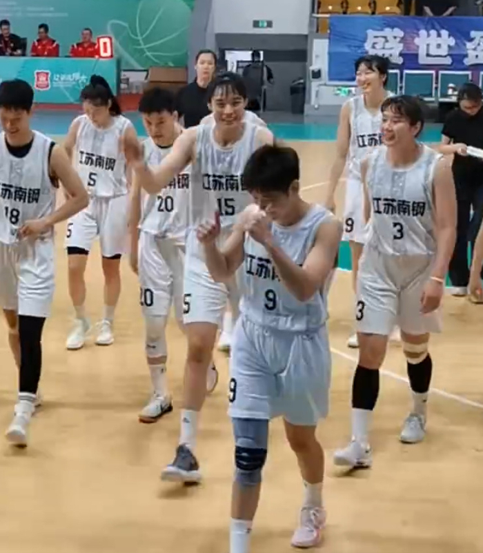 两战净胜135分！两米高塔稳定发挥又冒尖 26岁夺AMVP也难入女篮一队